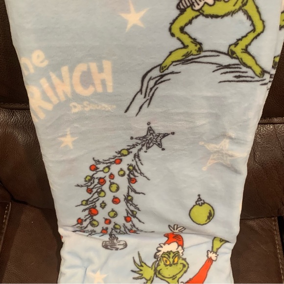 The Grinch 50” x 70” Oversized Plush Throw Grinch Cindy Lou Who Max Tree Gifts - Picture 5 of 10